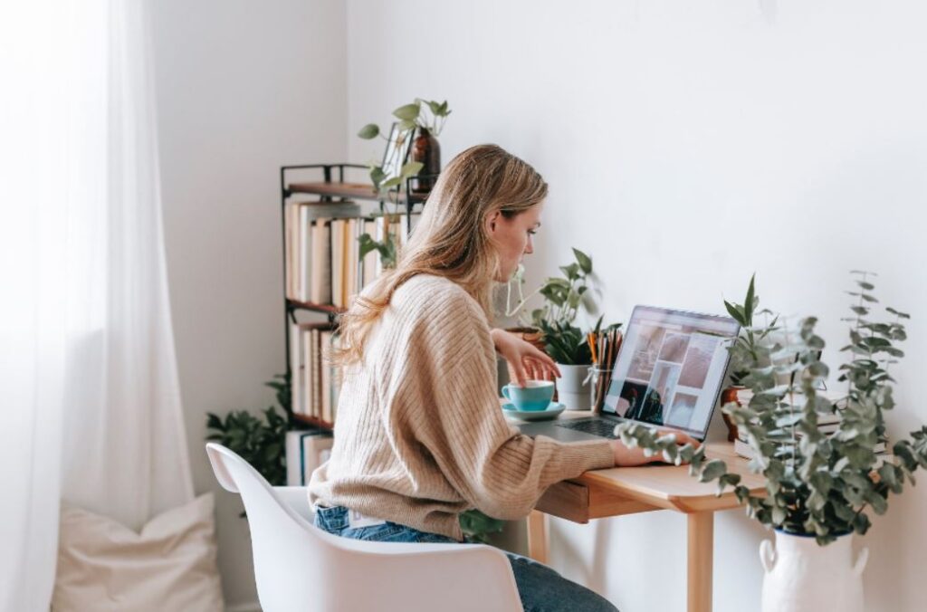 Frau arbeitet im Homeoffice