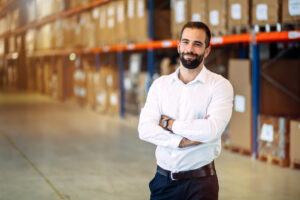 Logistikmanager posiert im Lager