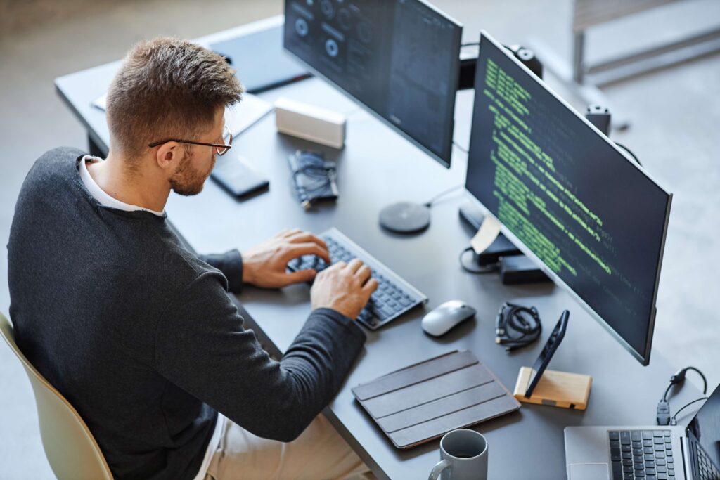 Ghostwriter arbeitet an einem text