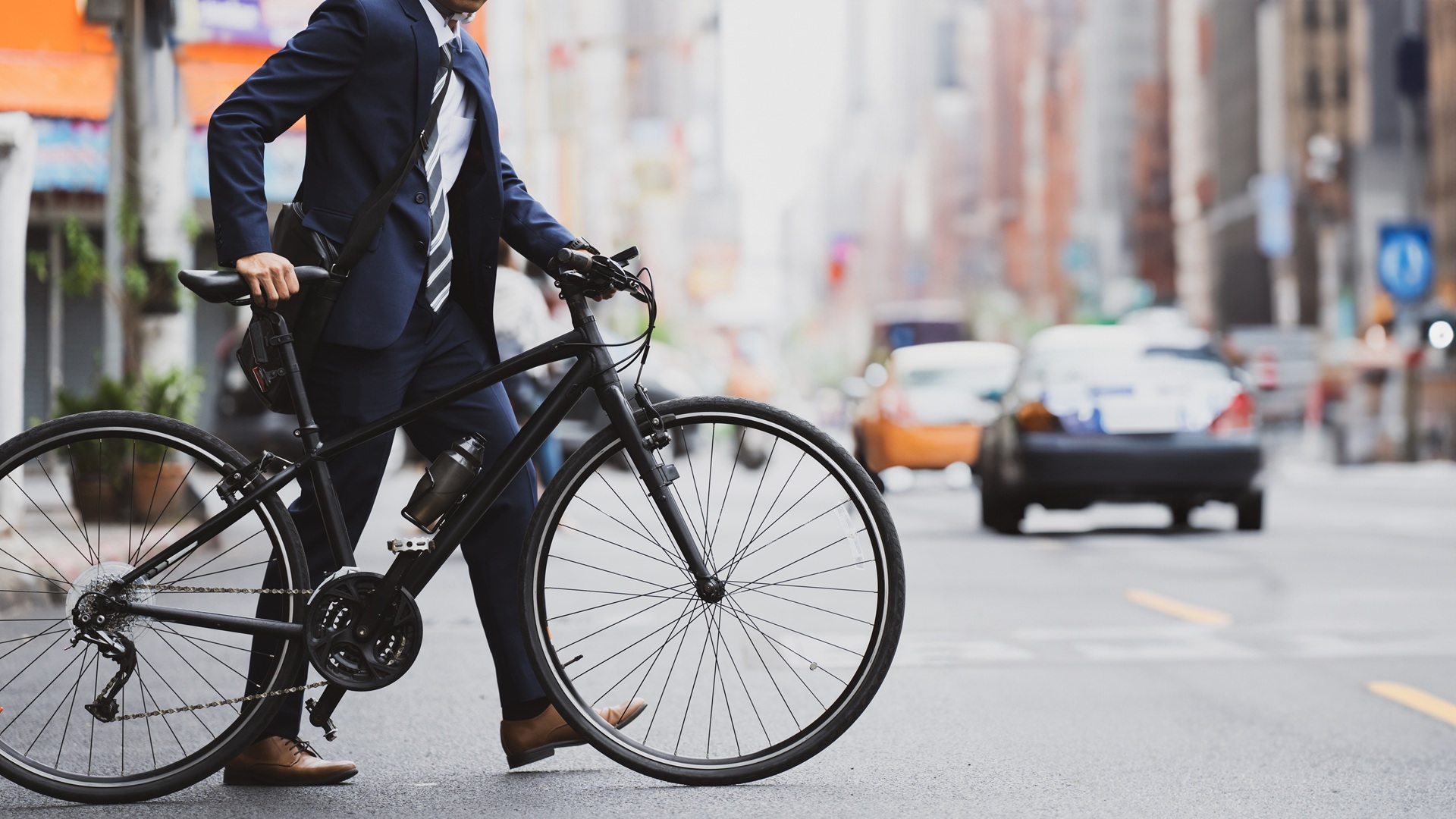 Geschäftsmann mit Fahrrad auf Stadtstraße | Immobilienbewertung Stuttgart